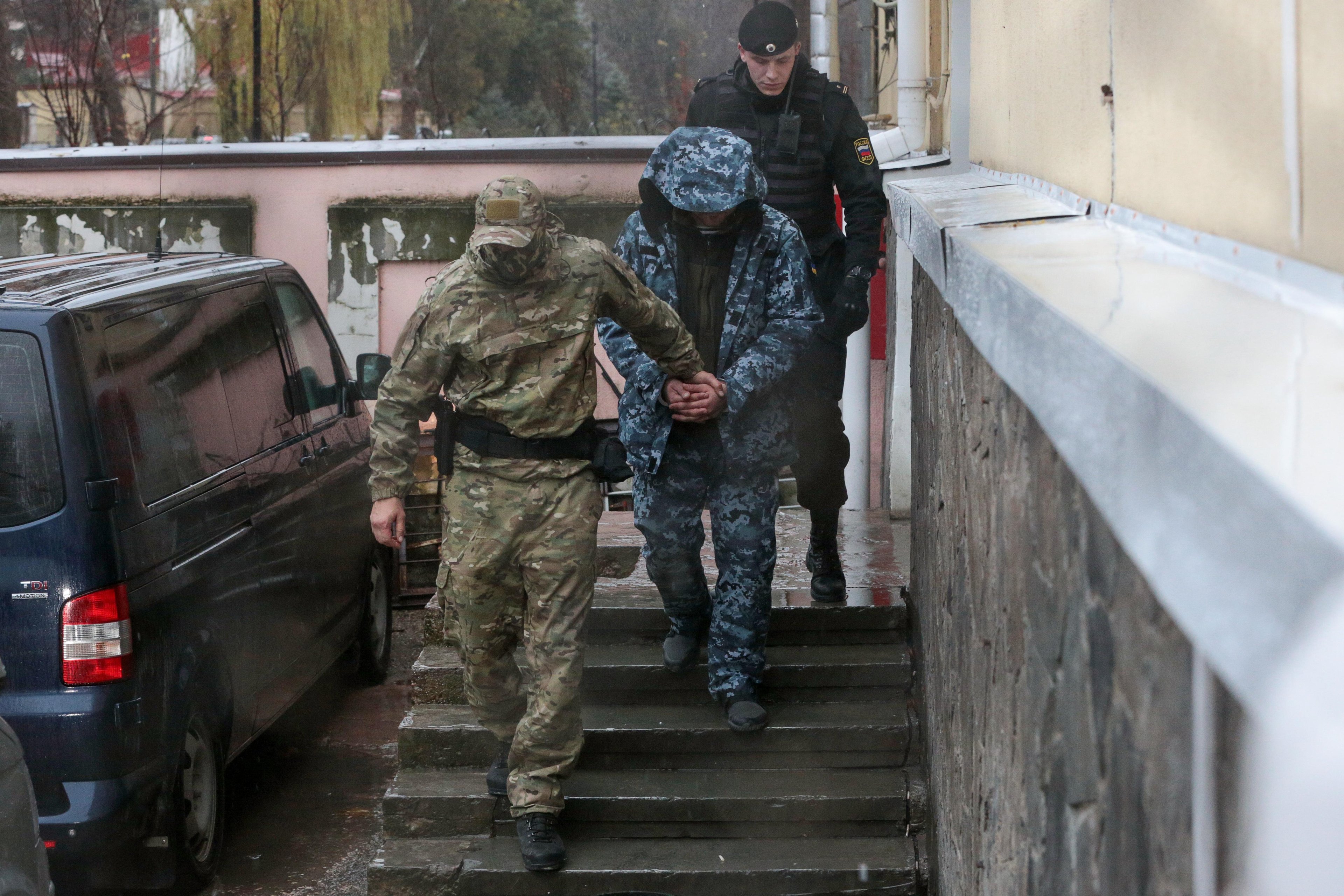 Tribunal mar&iacute;timo internacional de Hamburgo pediu neste s&aacute;bado &agrave; R&uacute;ssia que liberte "imediatamente" os 24 marinheiros ucranianos
