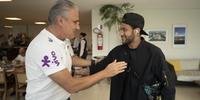 Neymar foi recebido pelo técnico Tite