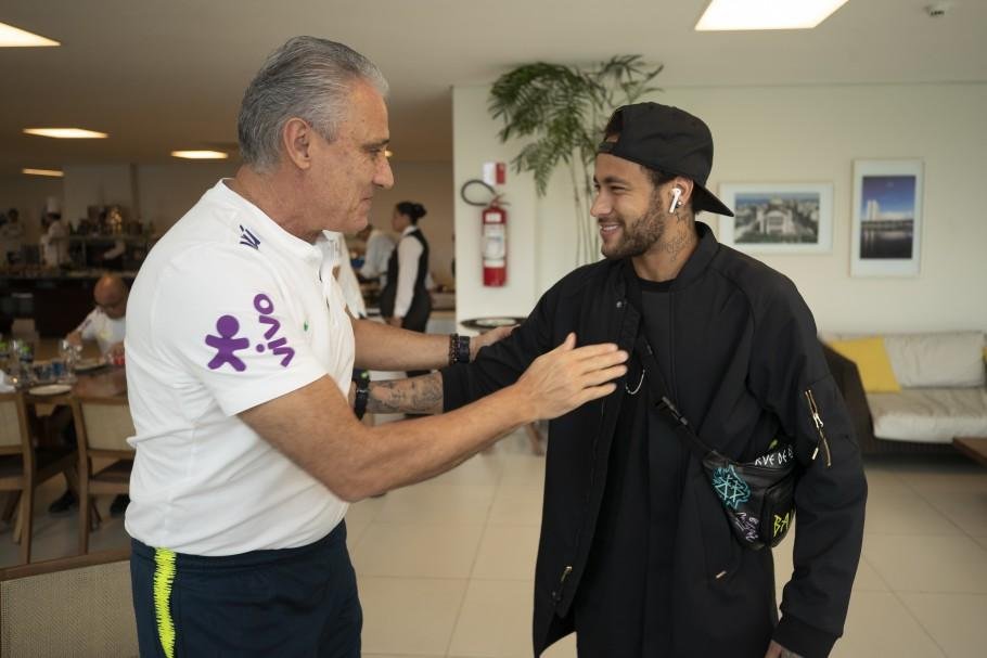 Neymar foi recebido pelo t&eacute;cnico Tite