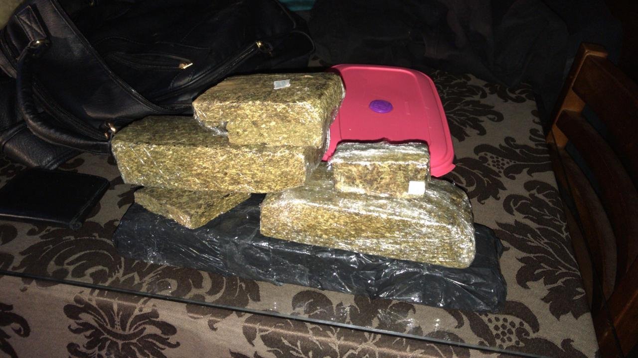 Agentes apreenderam drogas com a dupla de traficantes