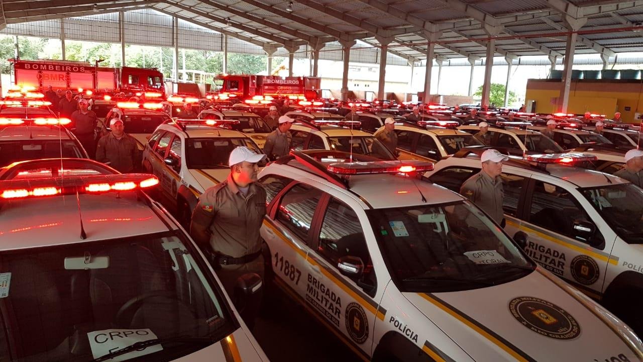 Viaturas, armas e caminh&atilde;o de bombeiros foram entregues durante solenidade no Parque de Exposi&ccedil;&otilde;es Assis Brasil