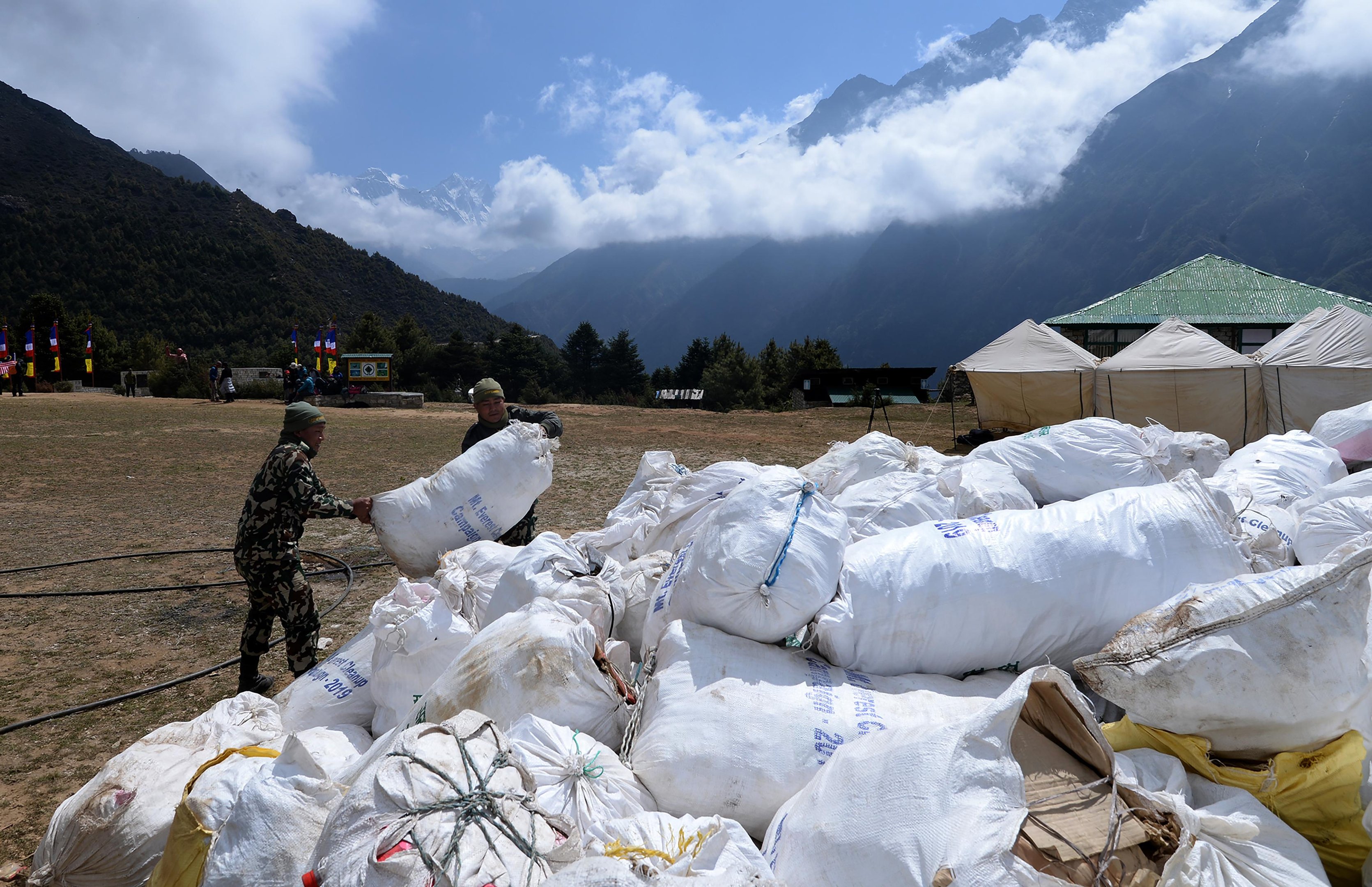 Lixo retirado do Everest