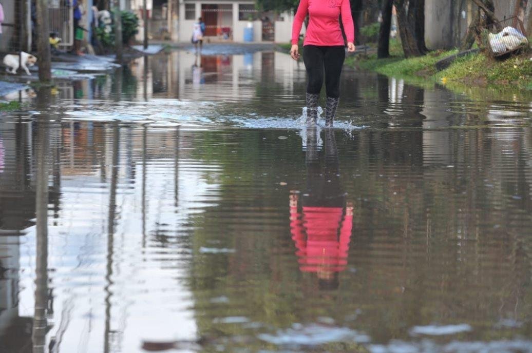 Chuva alagou rua Jos&eacute; Humberto Bronca, no bairro Sarandi