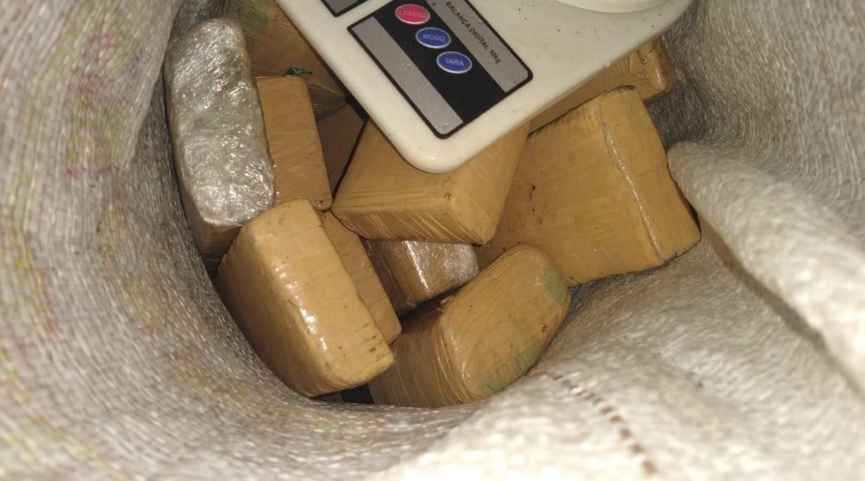 Drogas estava dentro de um saco, no interior de um galp&atilde;o de madeira