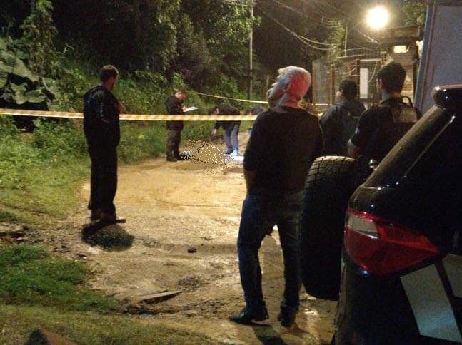 V&iacute;tima teria sido morta com cinco tiros na cabe&ccedil;a