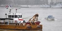Serviços de resgate tentam encontrar embarcação que afundou no rio Danúbio