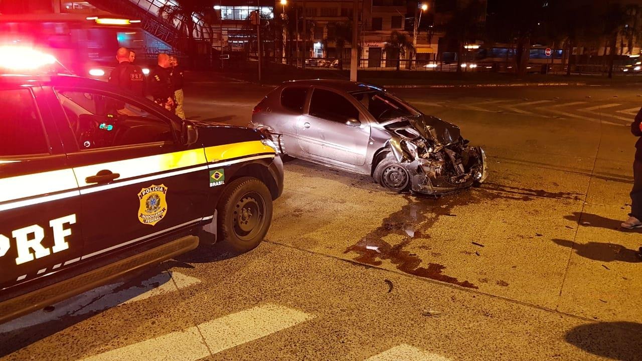 Peugeot 207 usado pelos criminosos teve a frente destru&iacute;da