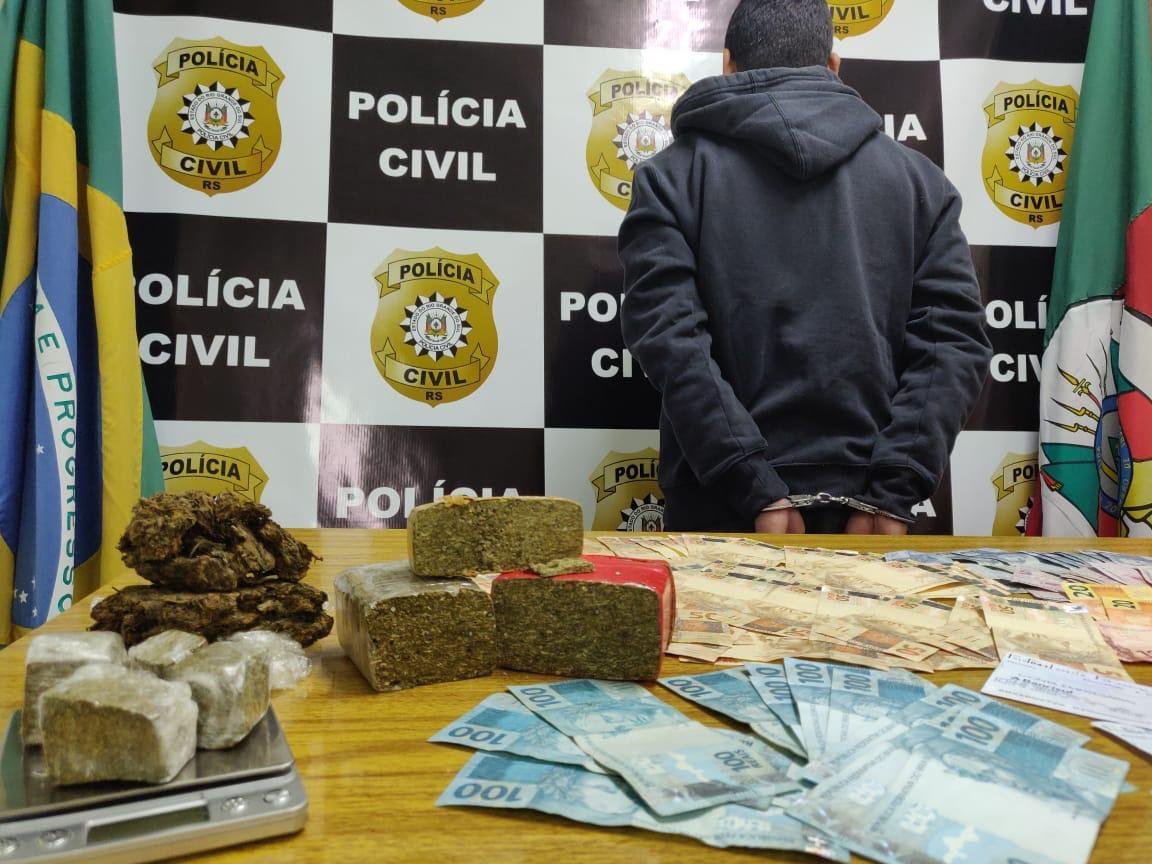 Droga e dinheiro foram apreendidos pelos agentes da 1&ordf; DP de Canoas