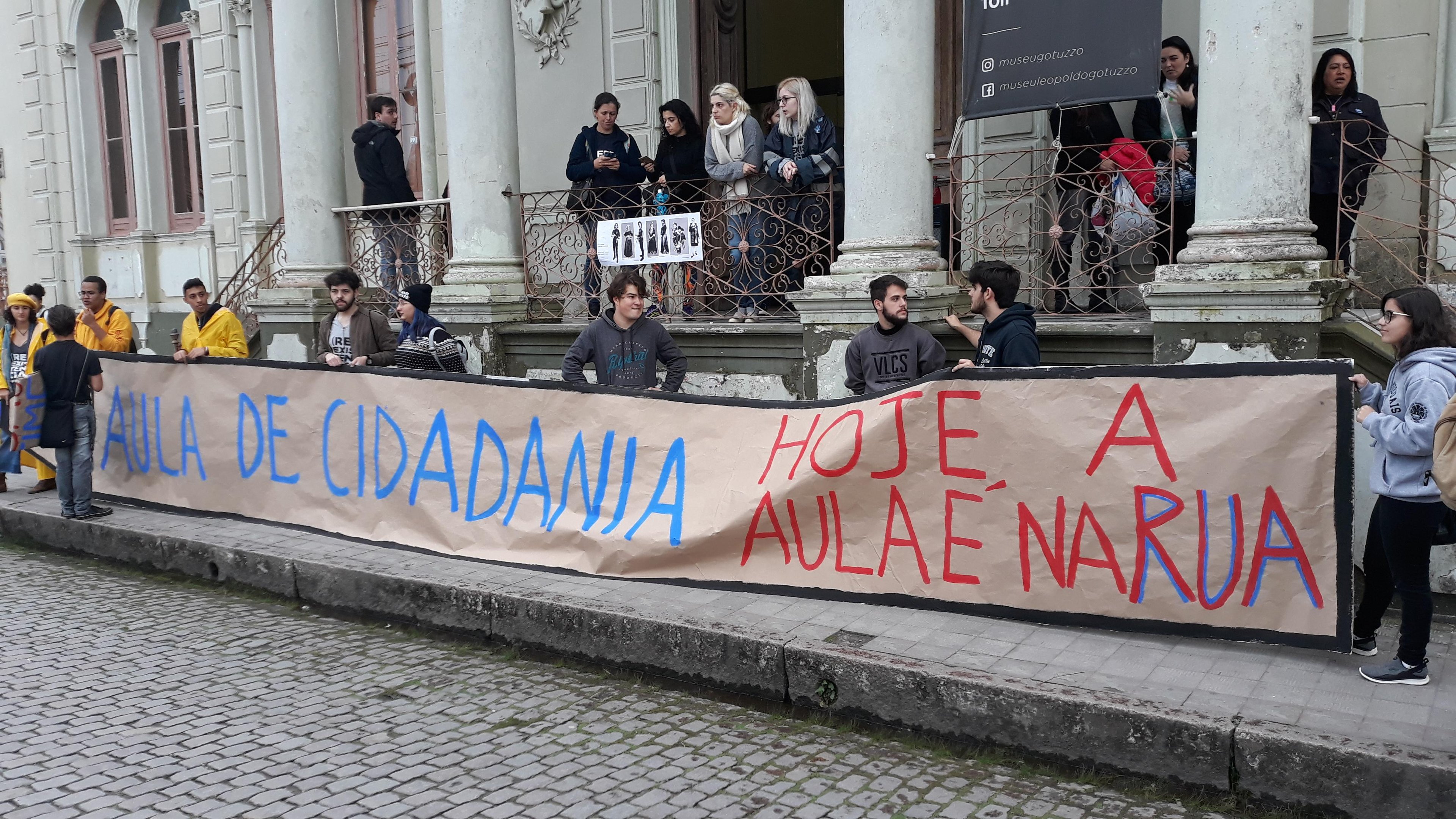 Acad&ecirc;micos foram &agrave;s ruas nesta quinta-feira