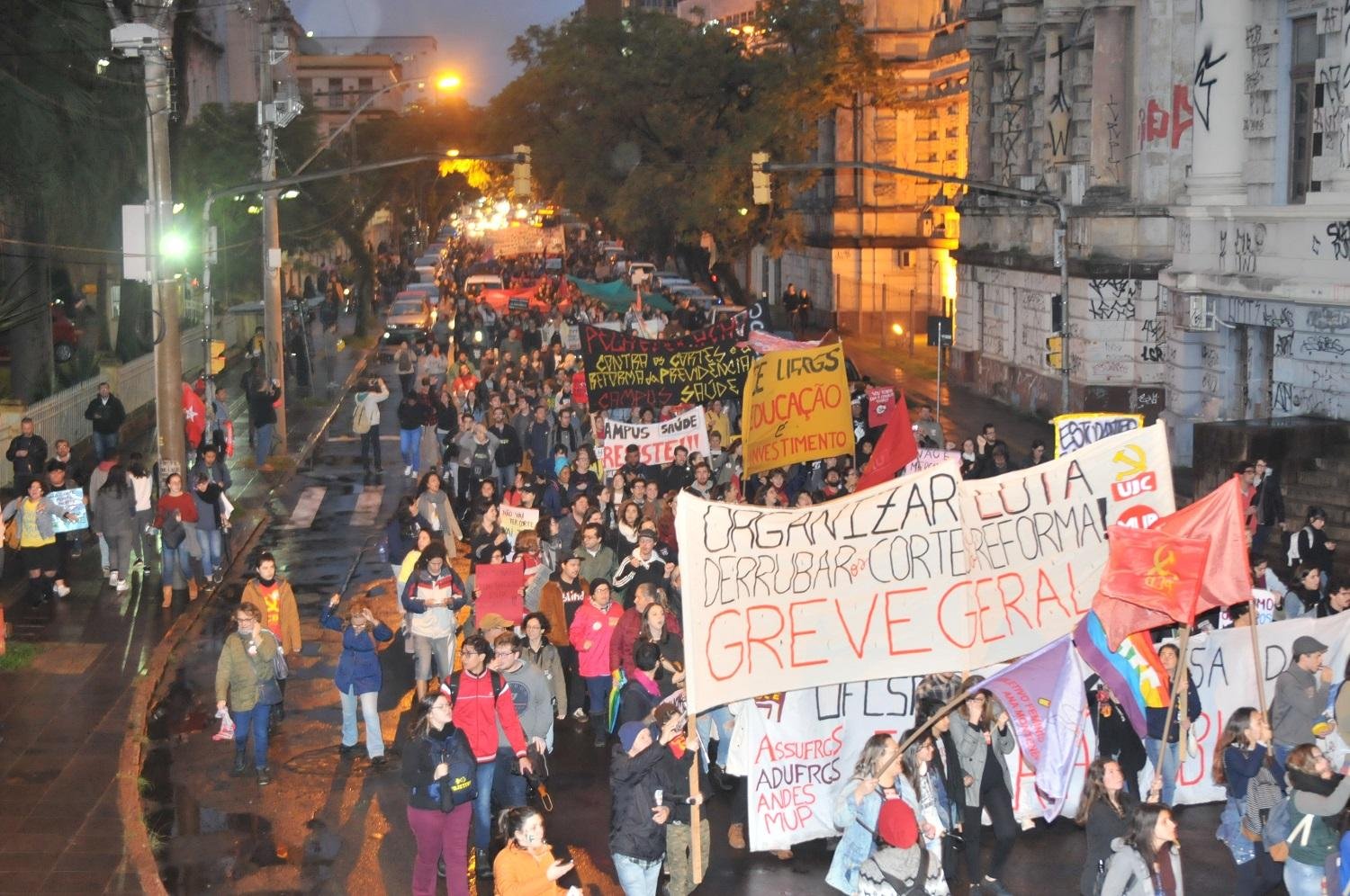 Marchada da manifesta&ccedil;&atilde;o teve in&iacute;cio na rua Sarmento Leite