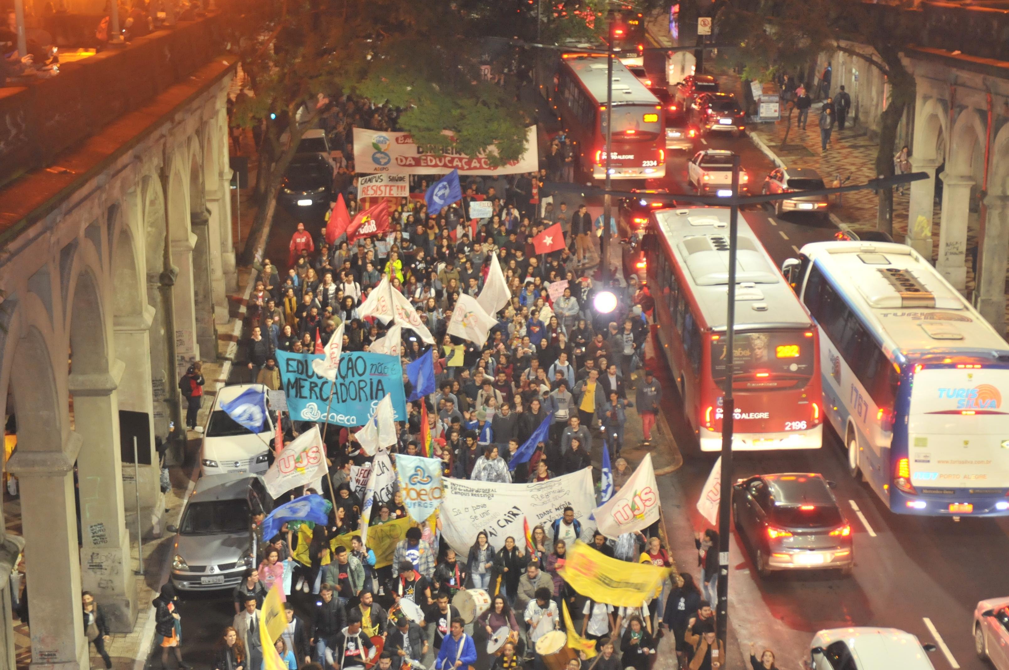 Manifestantes voltaram a tomar ruas de Porto Alegre contra cortes na Educa&ccedil;&atilde;o
