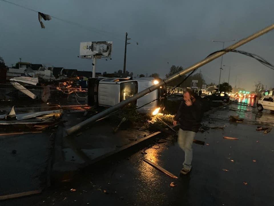 Tornado causou estragos em mais de 50 casas e deixou uma dezena de feridos em Los &Aacute;ngeles, no Chile