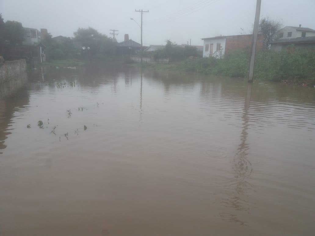 &Aacute;gua n&atilde;o chegou a invadir as casas, mas j&aacute; entrou em alguns p&aacute;tios do bairro