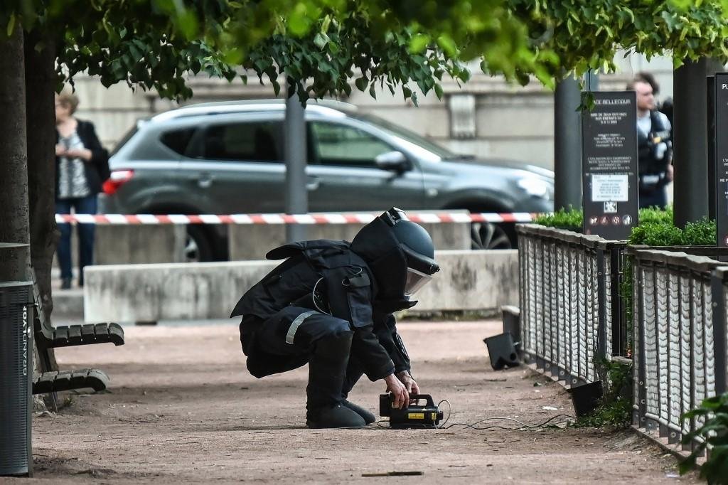 Ataque com pacote-bomba deixou 14 feridos na cidade francesa