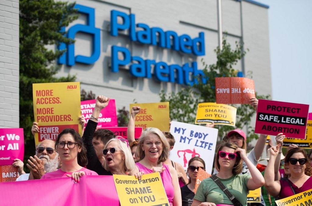 Manifestantes protestaram em frente &agrave; cl&iacute;nica Planned Parenth com placas "Meu corpo, minha vida" e "Proteja o aborto legal e seguro"
