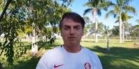 Bolsonaro publicou vídeo na manhã deste domingo vestindo camisa do Inter