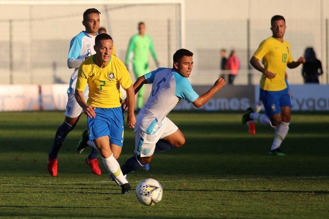 Matheus Henrique, do Gr&ecirc;mio (ao fundo), deu o passe para o primeiro gol da partida