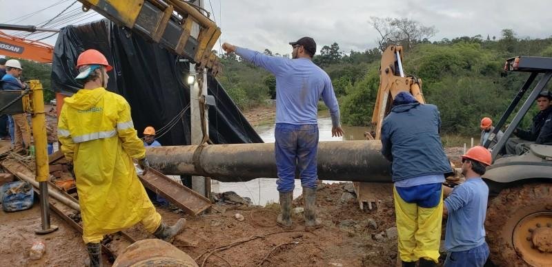 Adutora na avenida rompeu-se pela primeira vez na ter&ccedil;a-feira