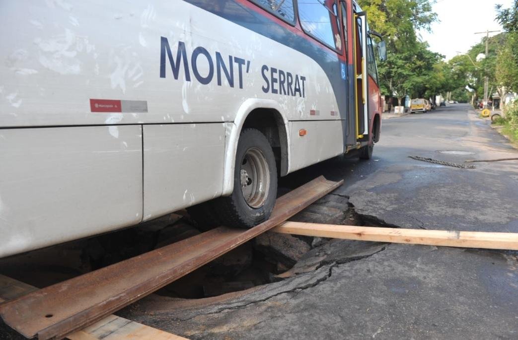 Lota&ccedil;&atilde;o da linha Mont' Serrat ficou presa em cratera no cruzamento da rua Umbu com a avenida Jo&atilde;o Wallig