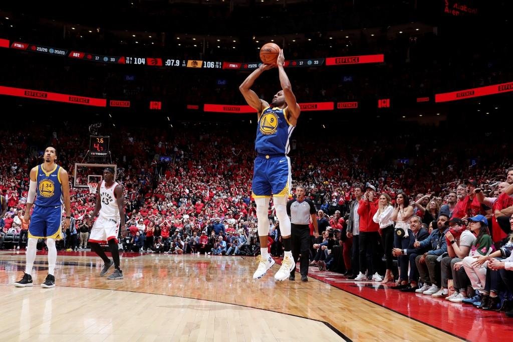 Iguodala acertou a cesta de tr&ecirc;s que barrou a rea&ccedil;&atilde;o do Toronto Raptors