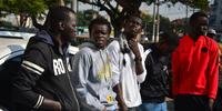 Grupo de senegaleses acompanham a liberação do corpo do amigo morto no domingo
