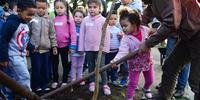 Crianças participaram de plantio de mudas de árvores em praça de Porto Alegre