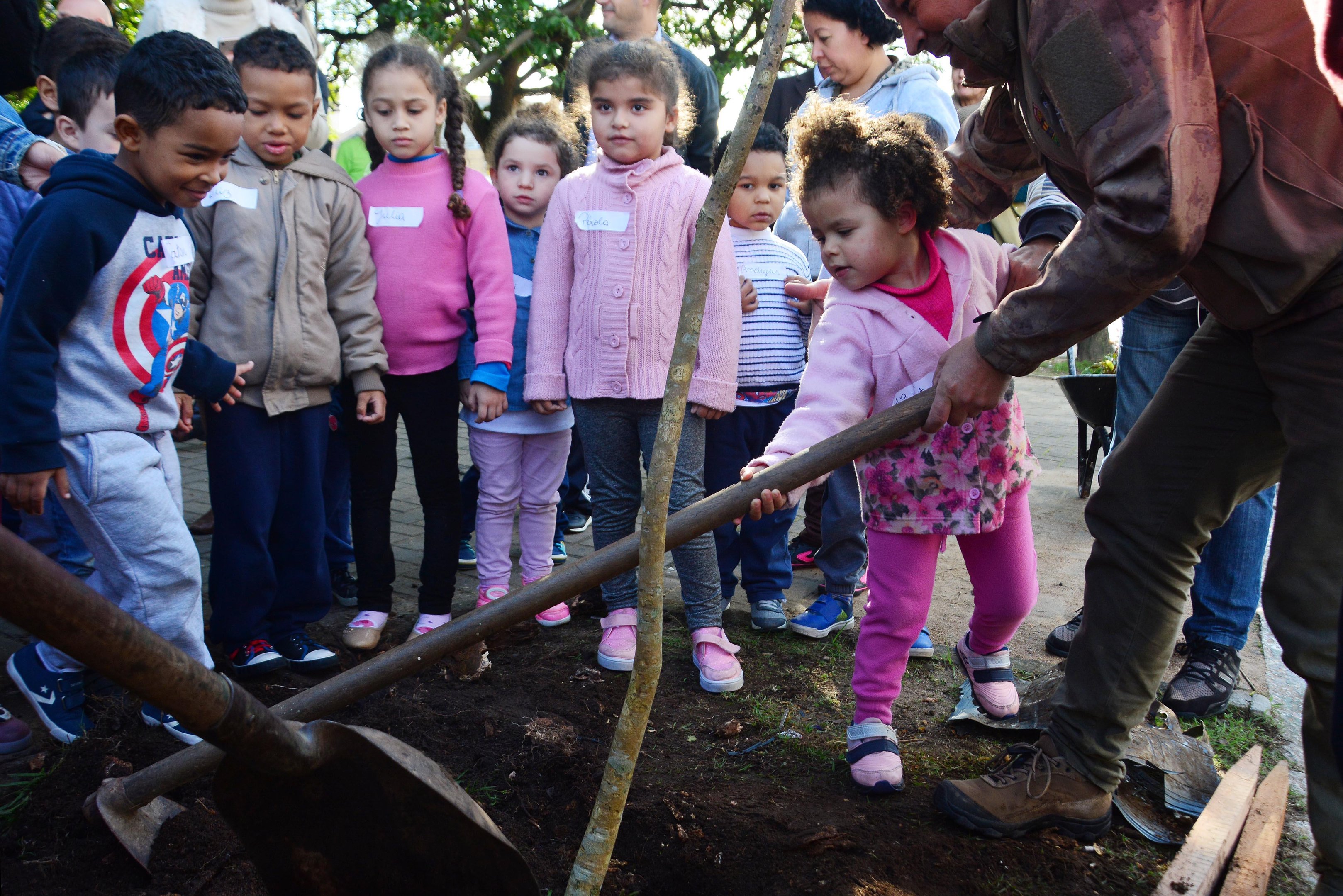 Crian&ccedil;as participaram de plantio de mudas de &aacute;rvores em pra&ccedil;a de Porto Alegre