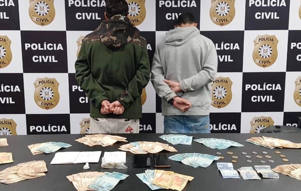 Dois homens foram detidos com R$ 13 mil e um carro roubado em Canoas