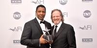 Denzel exibe prêmio ao lado do CEO da AFI, Bob Gazzale