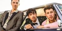 Em novo álbum, os Jonas Brothers não perdem a identidade mas oferecem uma sonoridade mais calma