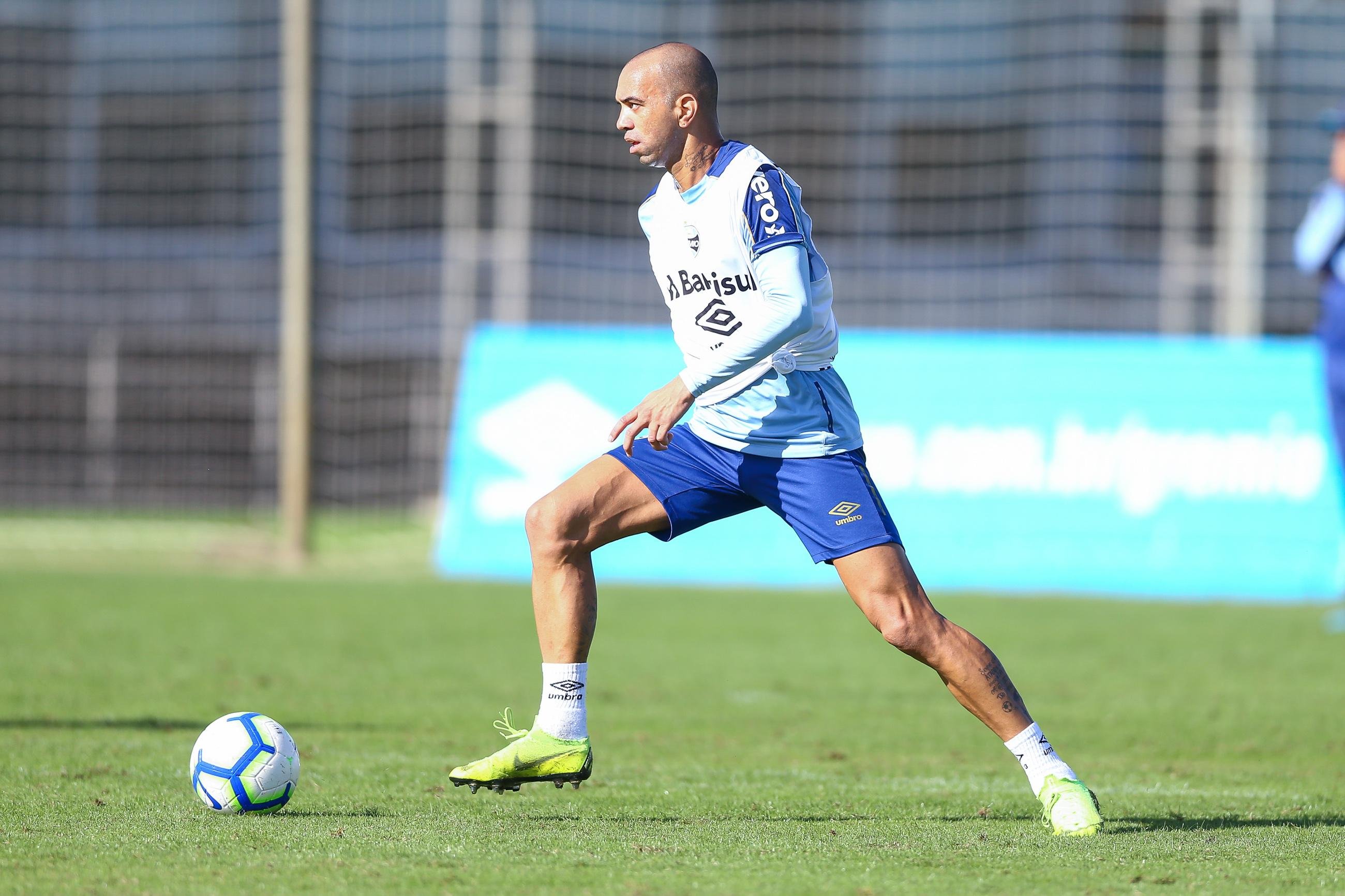 Atacante n&atilde;o come&ccedil;a jogo entre os titulares h&aacute; mais de um m&ecirc;s