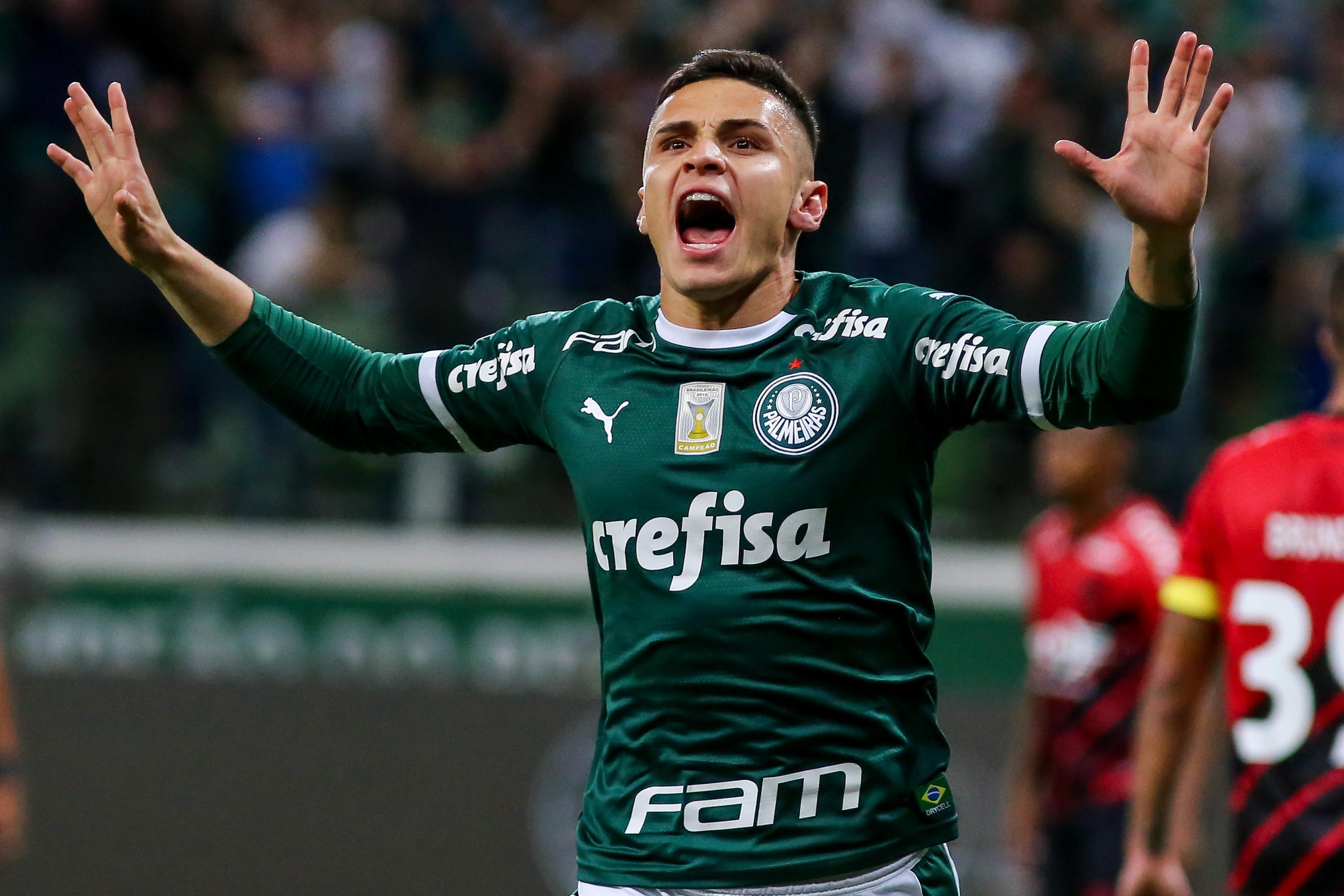 Raphael Veiga comemora seu gol durante a partida entre Palmeiras e Athletico-PR