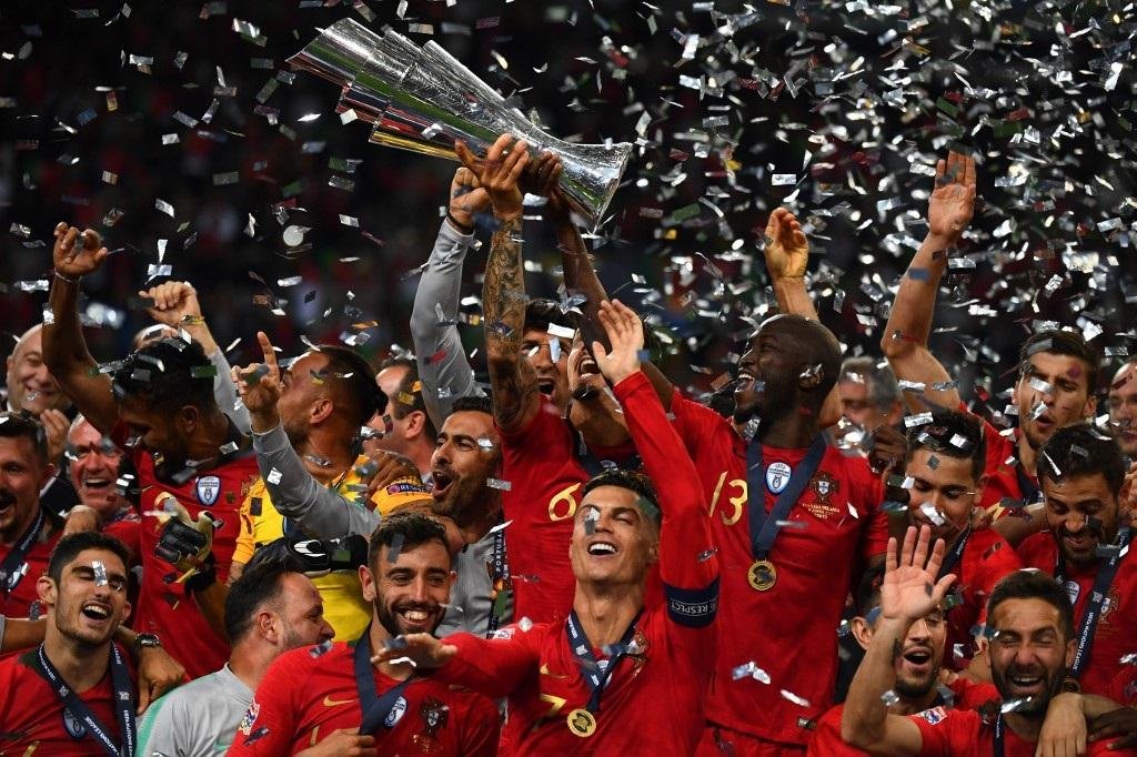 Cristiano Ronaldo ergueu segunda ta&ccedil;a europeia com sua sele&ccedil;&atilde;o