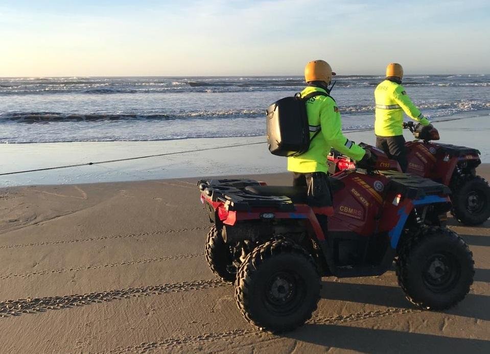 Quadriciclos e drones est&atilde;o sendo empregados na varredura ao longo da beira-mar