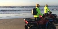 Quadriciclos e drones estão sendo empregados na varredura ao longo da beira-mar