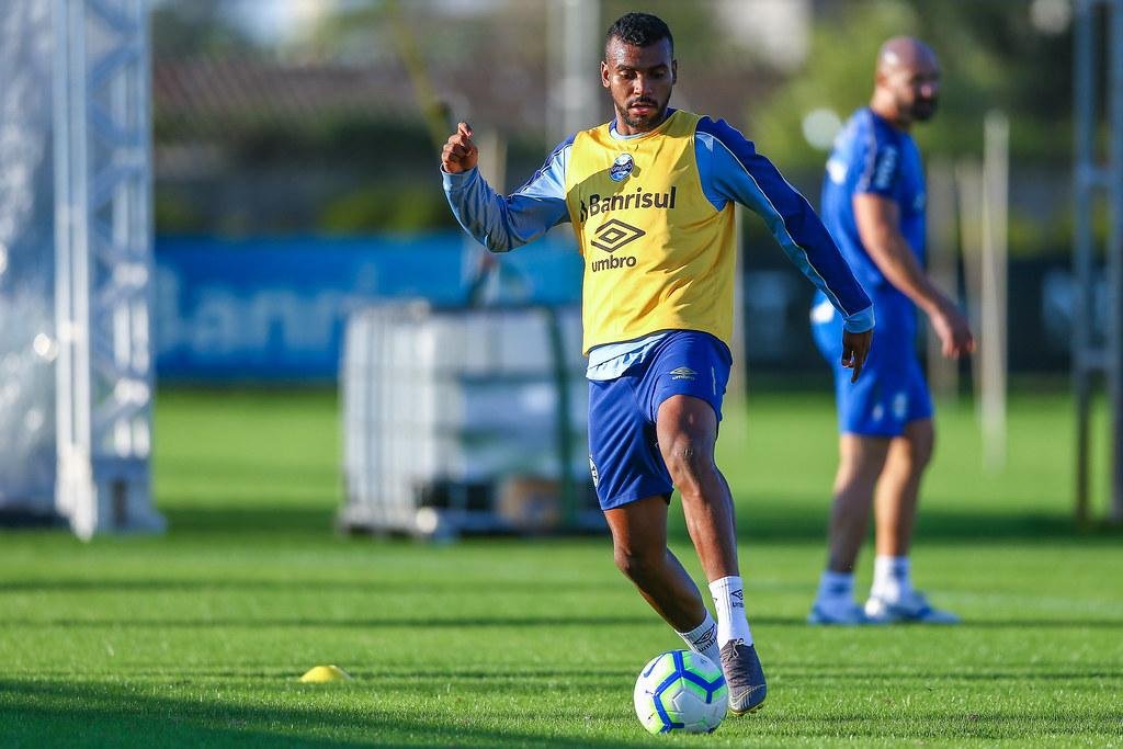 Leonardo Gomes deve voltar a atuar na lateral direita, com o retorno de Capixaba na esquerda contra o Botafogo