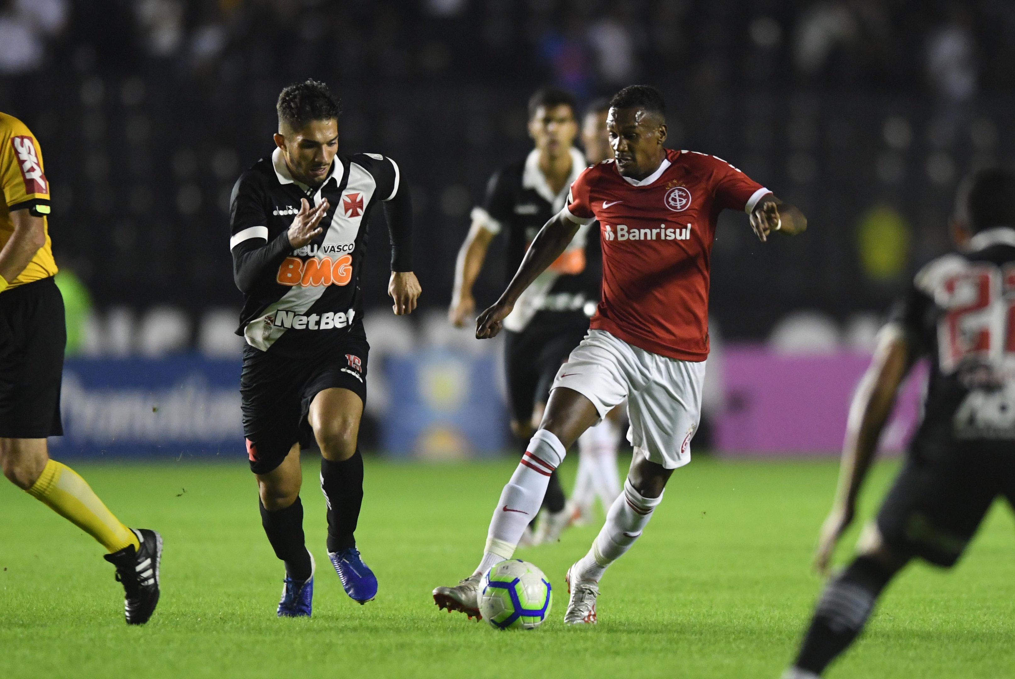 Edenilson sentiu o problema f&iacute;sico no primeiro tempo do jogo contra o Vasco da Gama, no Rio de Janeiro