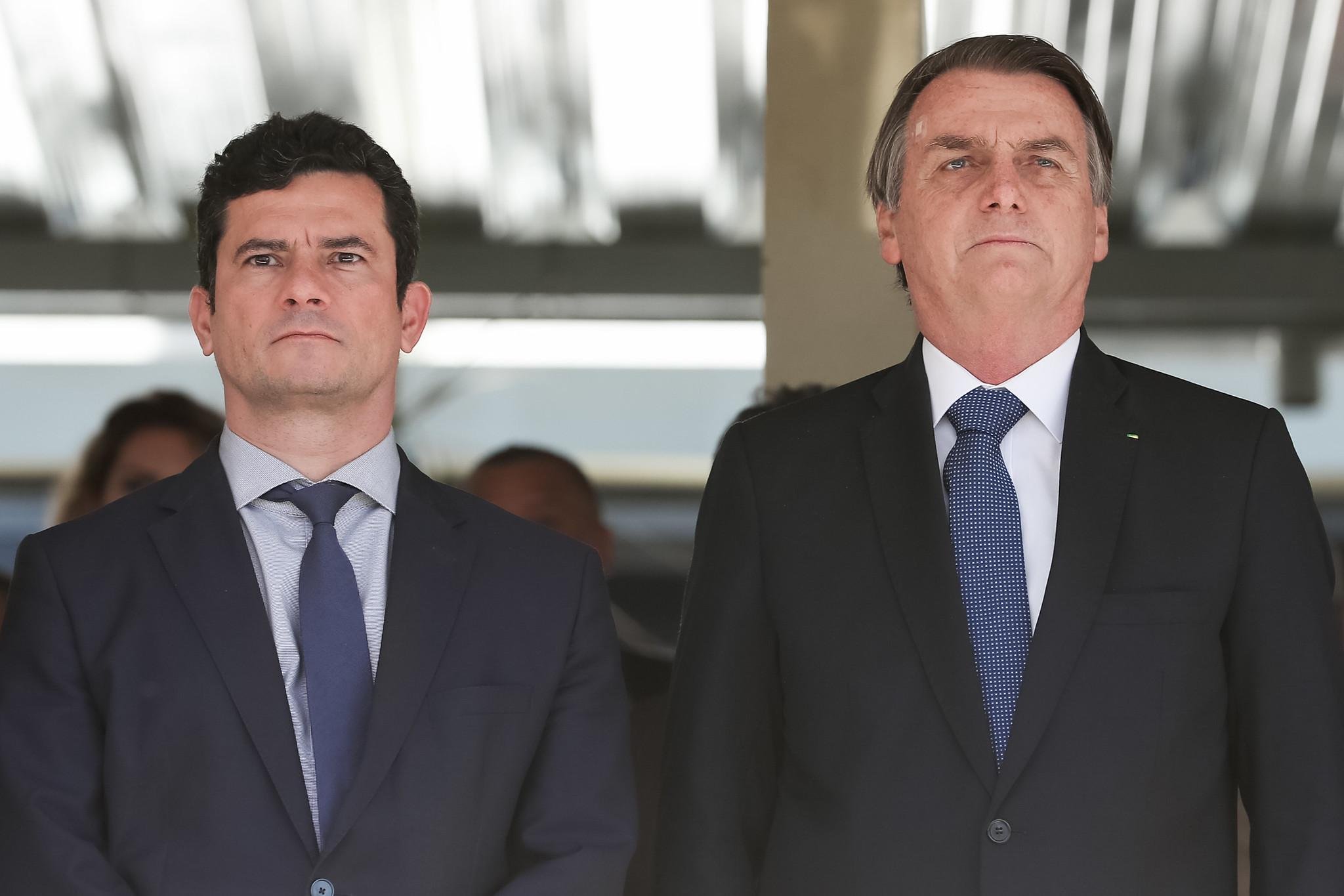Moro e Bolsonaro foram de lancha at&eacute; o local da cerim&ocirc;nia, que comemora o Anivers&aacute;rio da Batalha Naval do Riachuelo