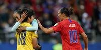 Ao fim da partida, jogadoras americanas consolaram goleira da Tailândia