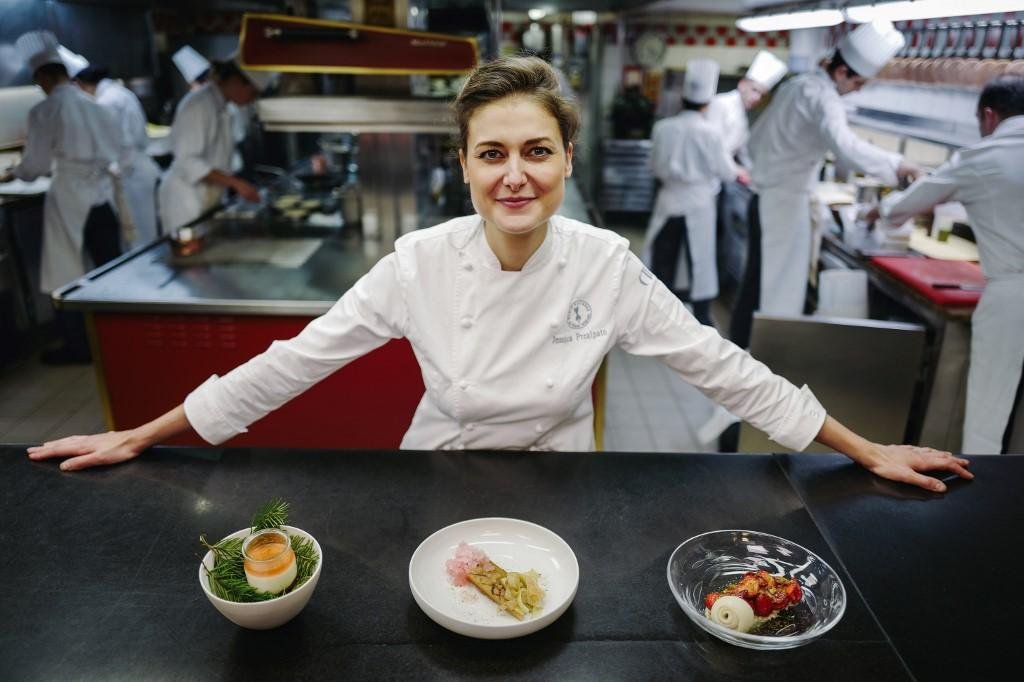 Com estilo peculiar, chef confeiteira admite ter sido alvo de cr&iacute;ticas de colegas e clientes