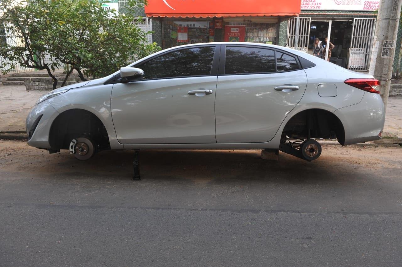 Ladr&otilde;es utilizaram um macaco e v&aacute;rias pedras para conseguirem levantar o carro