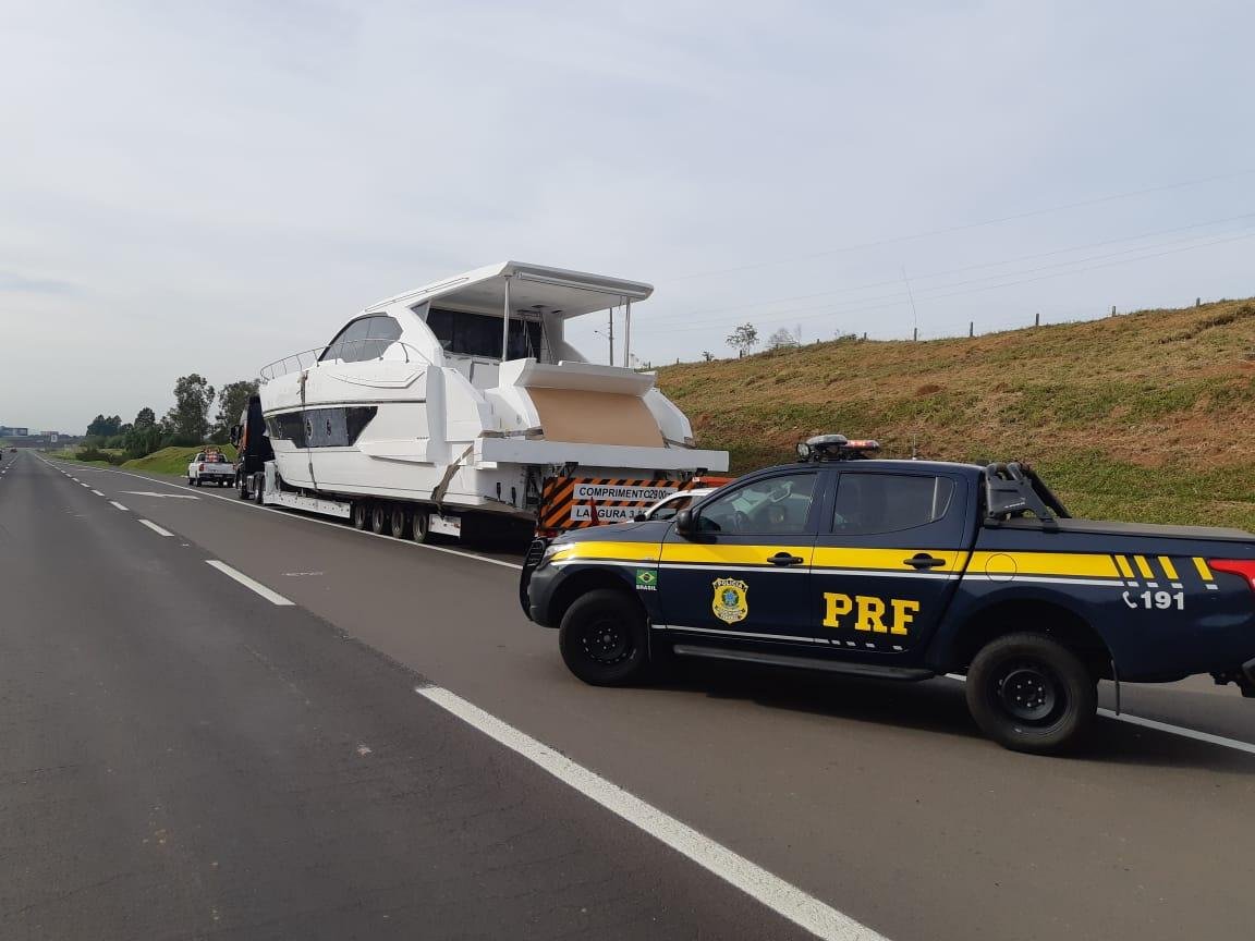 Caminh&atilde;o com barco ficaram retidos na beira da estrada, em Os&oacute;rio, at&eacute; que transporte seja regularizado