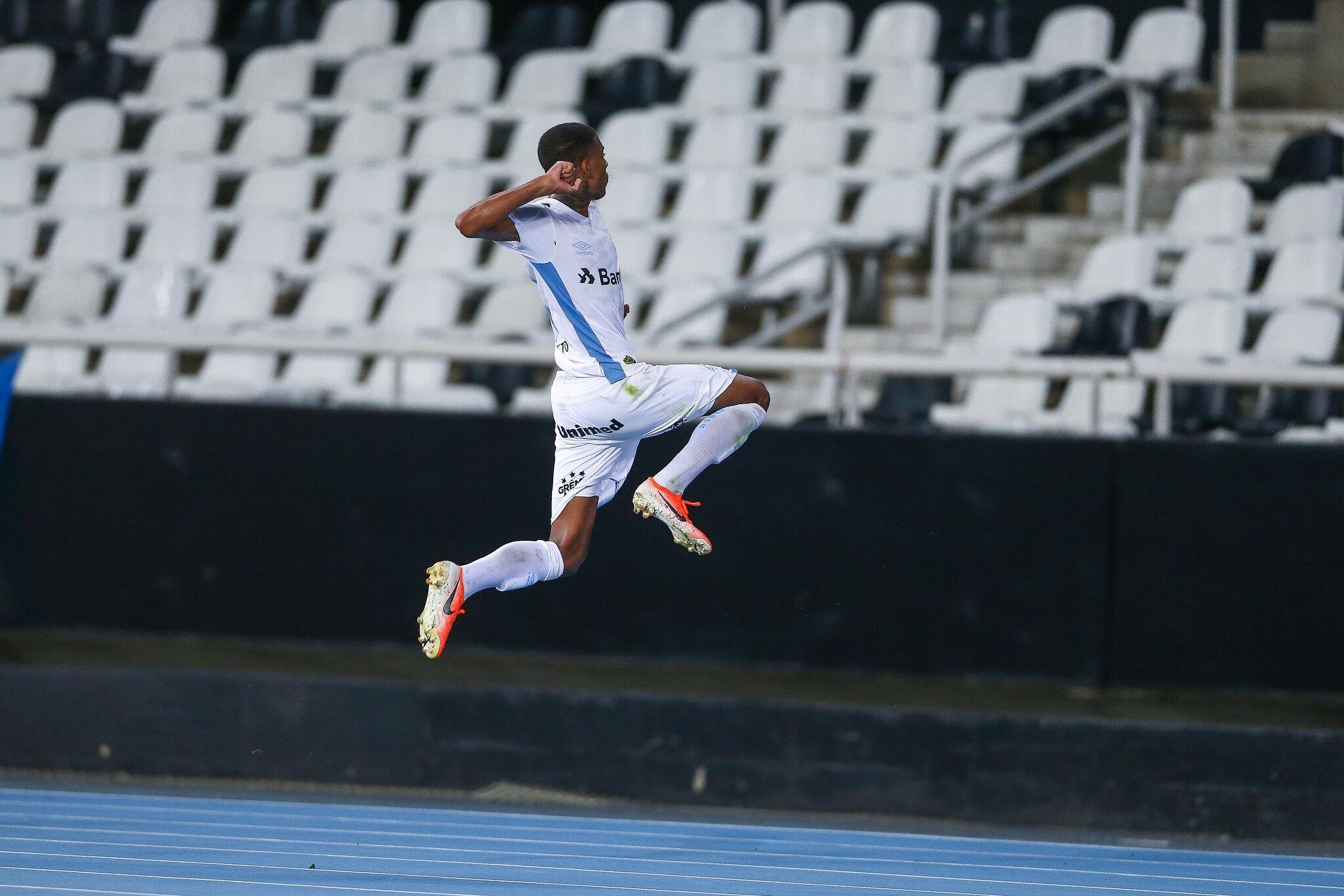 Jean Pyerre marcou um belo gol de falta
