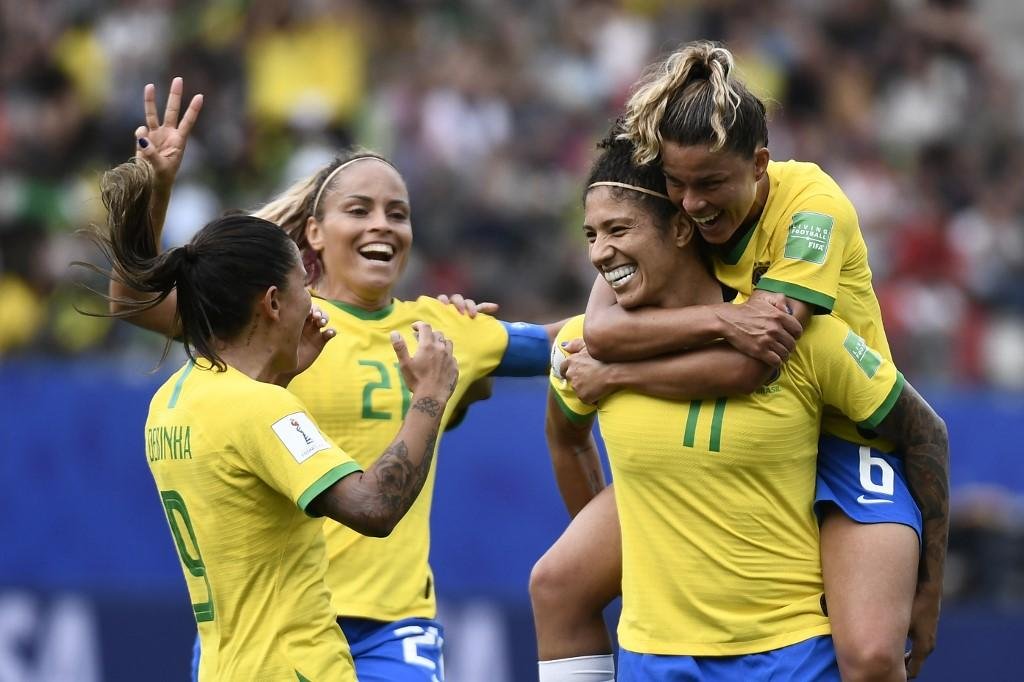 Sele&ccedil;&atilde;o feminina j&aacute; estreou na Copa vencendo por 3 a 0