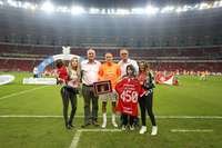 D'Alessandro recebeu a placa pelos 450 jogos no Inter ao lado da família