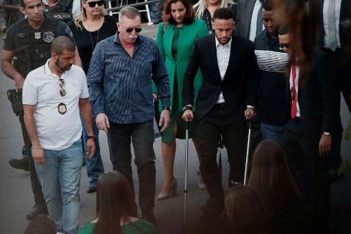 Neymar se apresentou &agrave; Pol&iacute;cia Civil por volta das 15h15min desta quinta-feira