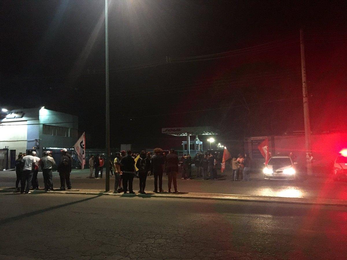 Brigada Militar garantiu a sa&iacute;da de ve&iacute;culos da garagem da Soul, em Alvorada
