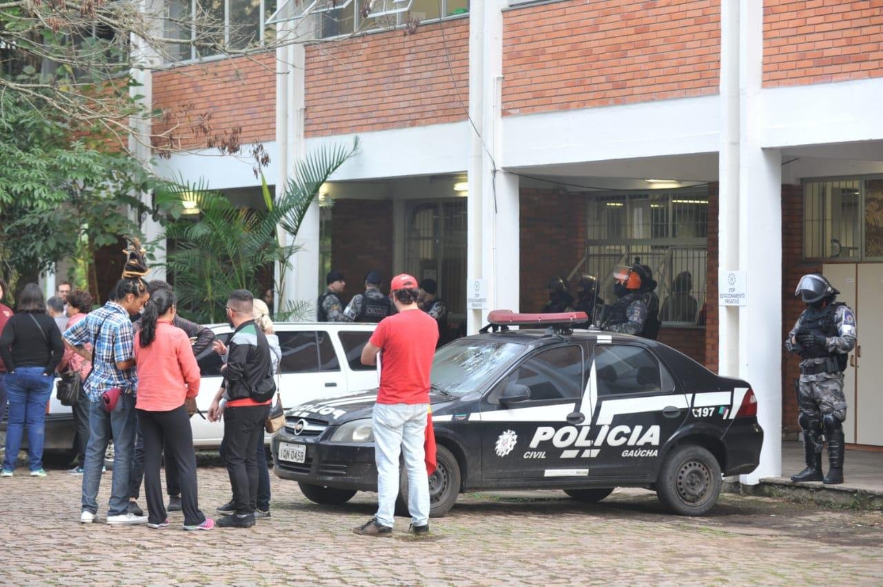 Manifestantes detidos foram levados &agrave; 2&ordf; DP no bairro Menino Deus