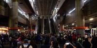 Portões estavam fechados na Estação Corinthians-Itaquera do Metrô, na zona leste de São Paulo, na manhã desta sexta-feira