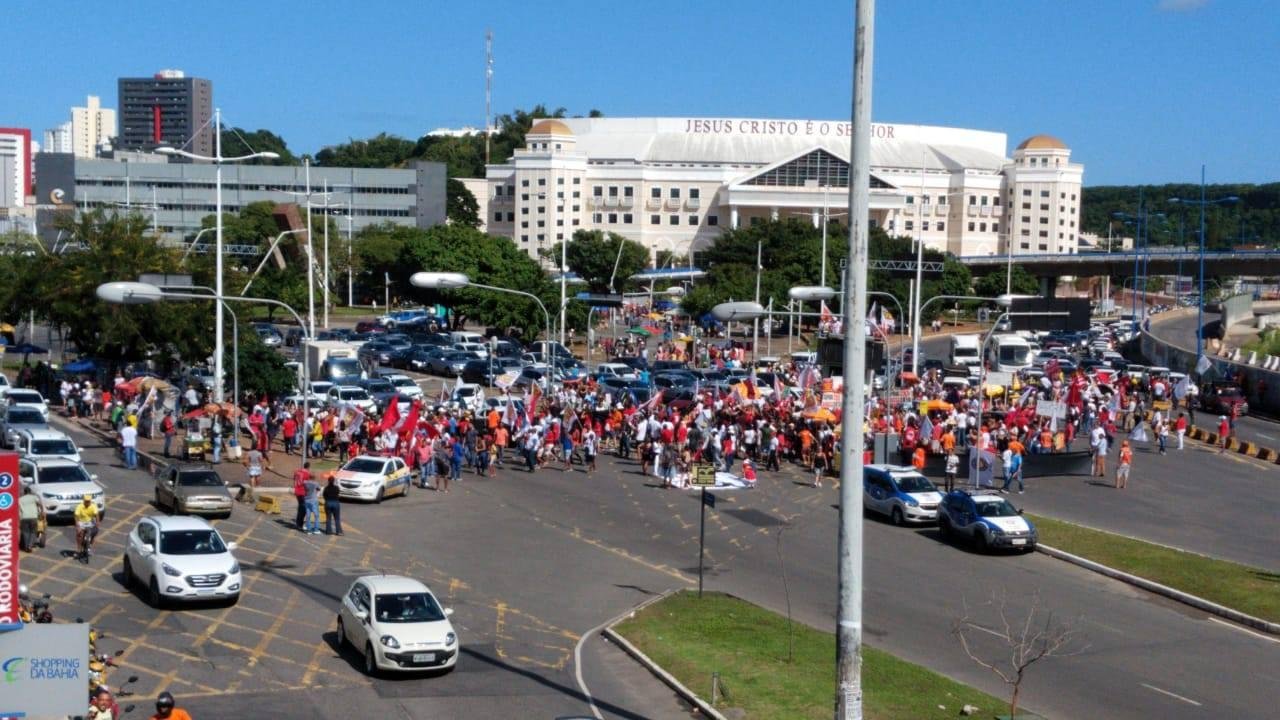 Baianos realizaram caminhadas e bloquearam avenidas